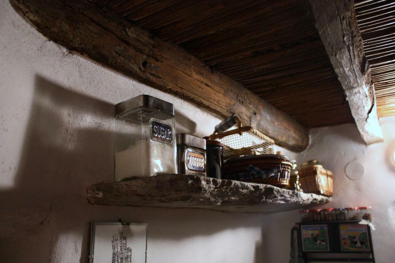 Traditional Medieval Stone House In "Ano Syros" Dış mekan fotoğraf