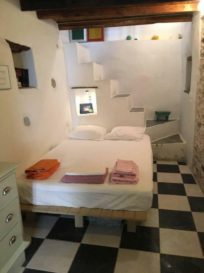 Traditional Medieval Stone House In "Ano Syros" Dış mekan fotoğraf