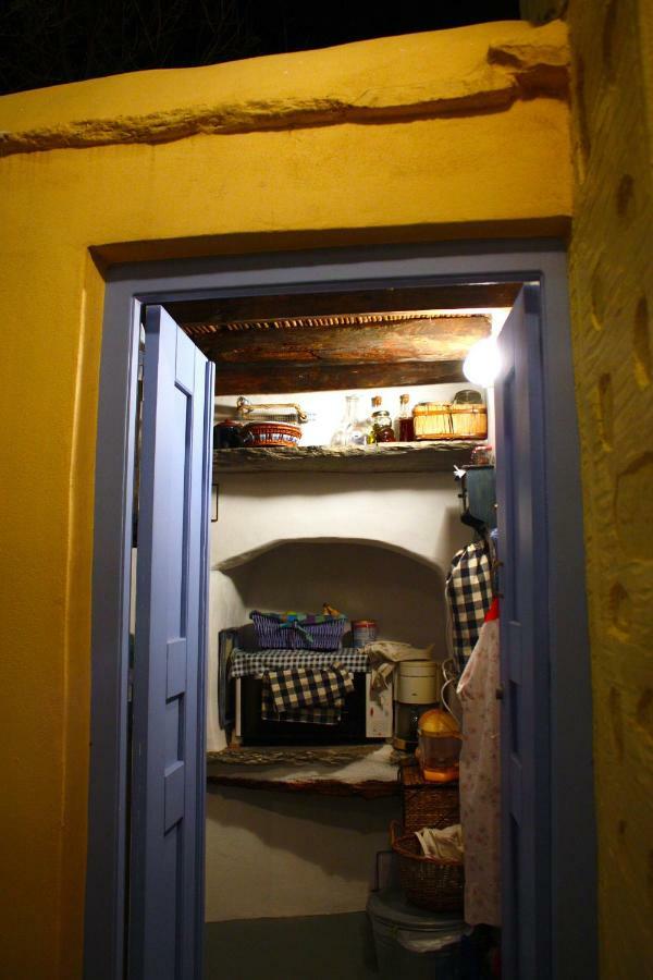 Traditional Medieval Stone House In "Ano Syros" Dış mekan fotoğraf